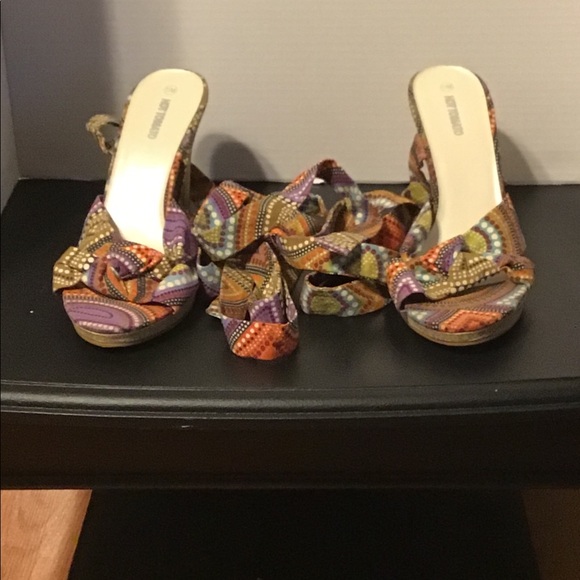 Hot Tomato Women’s Strappy Heel Sandals - Picture 6 of 10